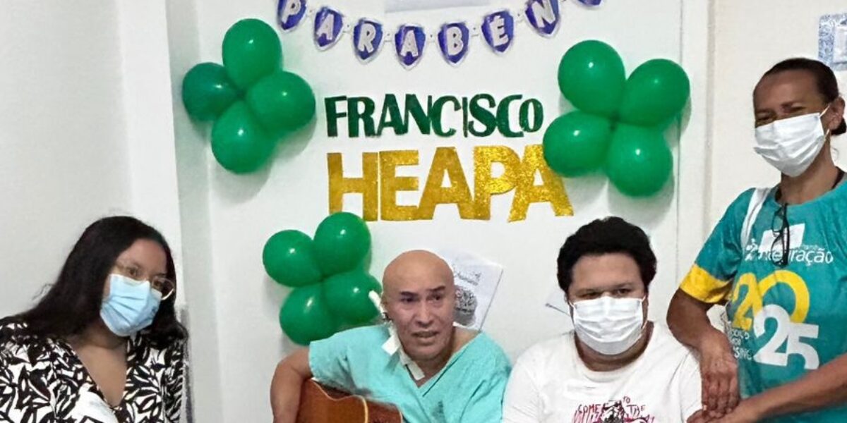 Paciente celebra aniversário tocando violão no Hospital Estadual de Aparecida de Goiânia