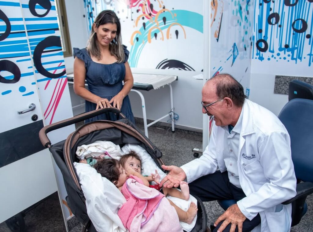 Gêmeas siamesas Kiraz e Aruna são internadas no Hecad para cirurgia de separação – Secretaria da Saúde