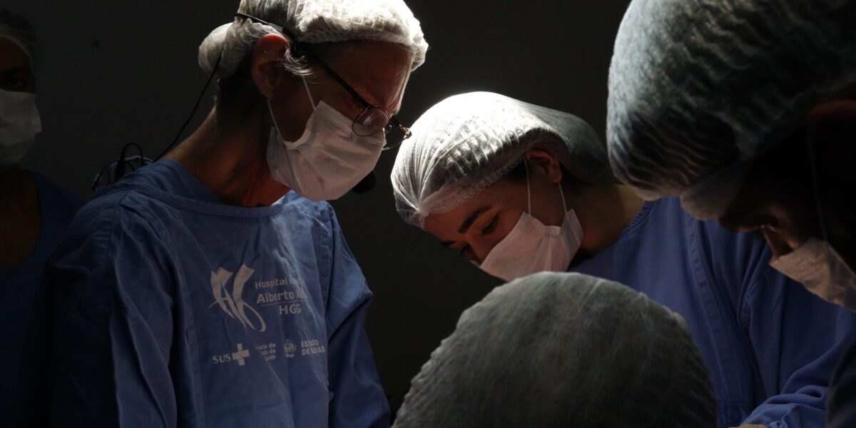 Jovem de 13 anos passa por cirurgia craniofacial inédita em Goiás