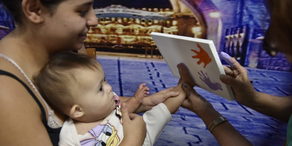 Hugol realiza ação de Dia das Mães com oficina de pintura para crianças internadas