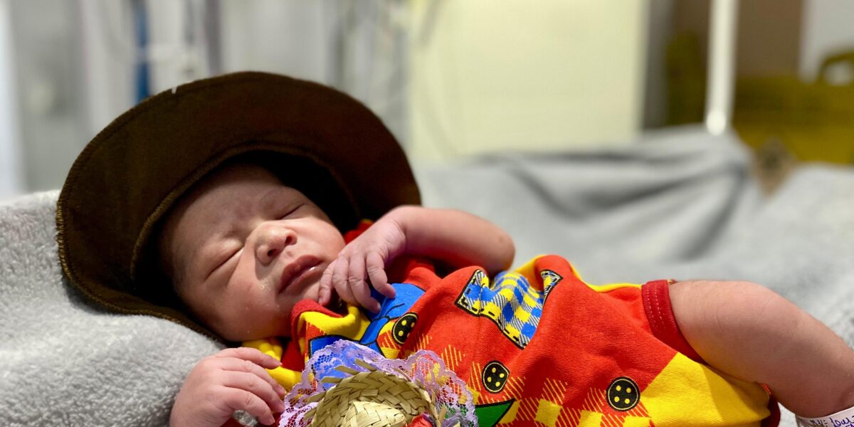 Ensaio fotográfico de recém-nascidos celebra festejos de São João no HEF