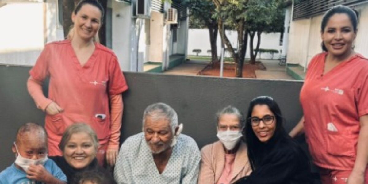 Hospital Estadual de Jaraguá promove reencontro de paciente com familiares