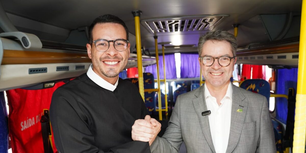 Ônibus doados pela SES-GO vão beneficiar pacientes da Vila São Cottolengo