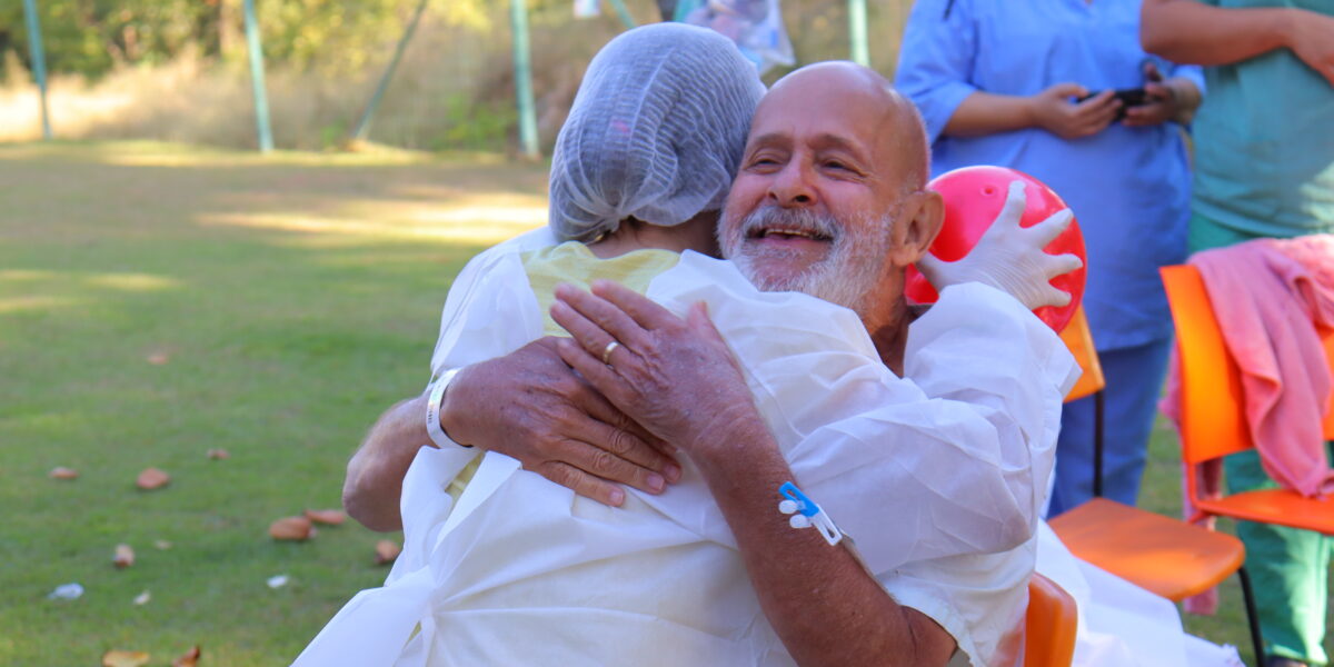 Reencontro entre avô e netos emociona paciente e profissionais do HDS