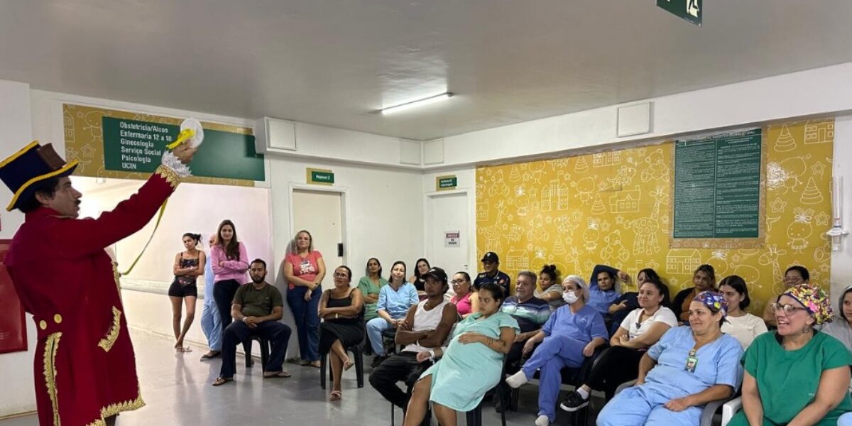 Zé do Conto leva histórias e sorrisos ao Hospital Estadual da Mulher