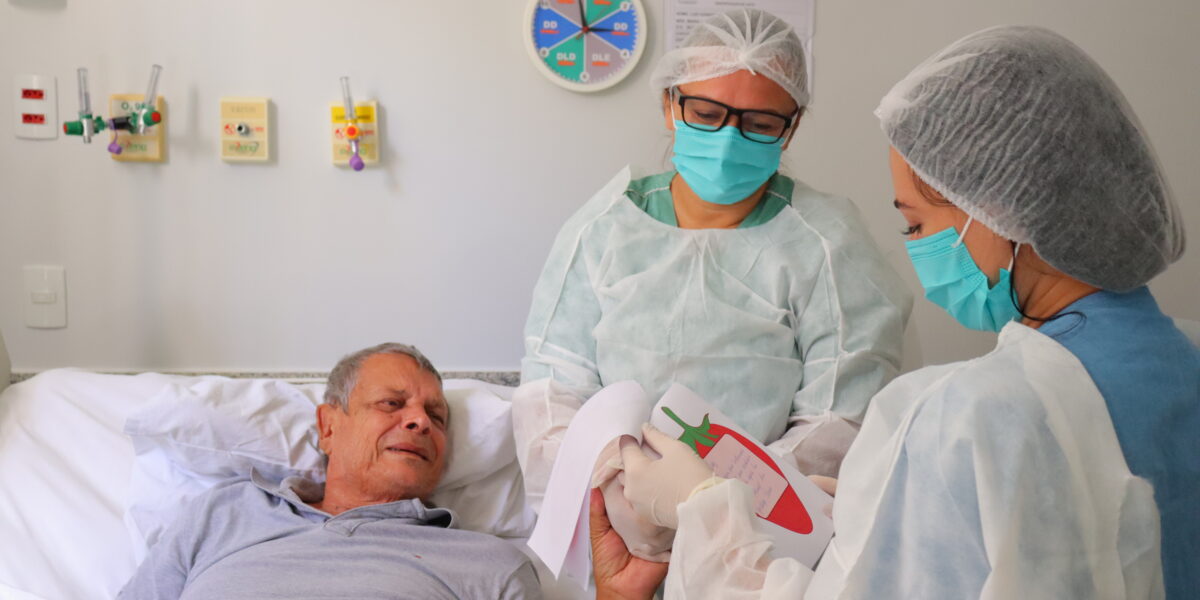 Unidade de Cuidados Prolongados do HDS realiza tarde de afeto com “morango do amor”