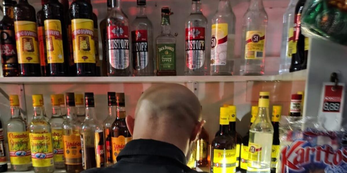 Governo de Goiás apreende mais de 7 mil bebidas em operação integrada