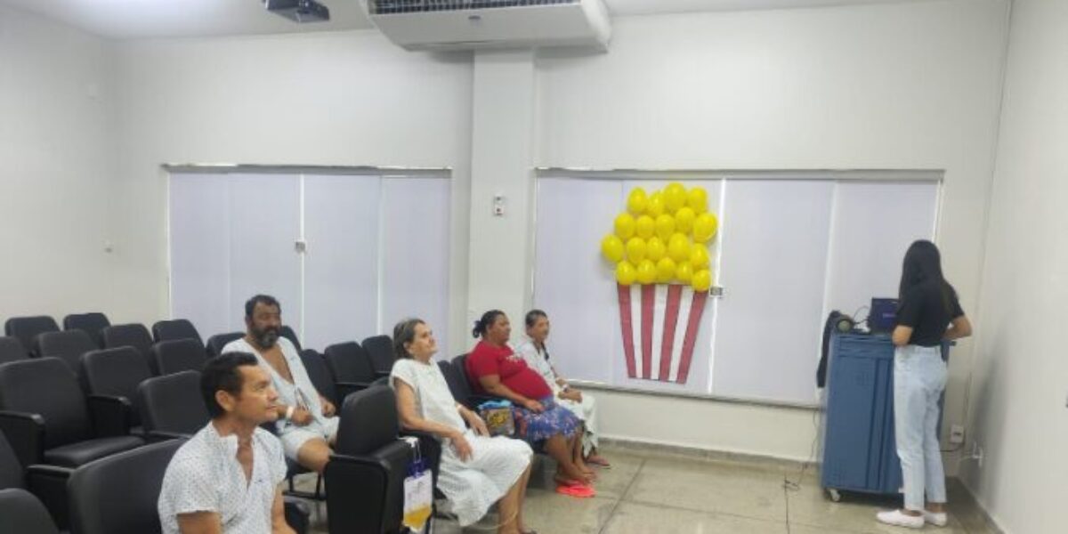 Cinema do HEL leva lazer e acolhimento a pacientes em longa permanência