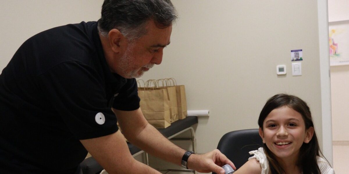 Governo de Goiás entrega sensores de glicose a crianças e adolescentes diabéticos do HGG