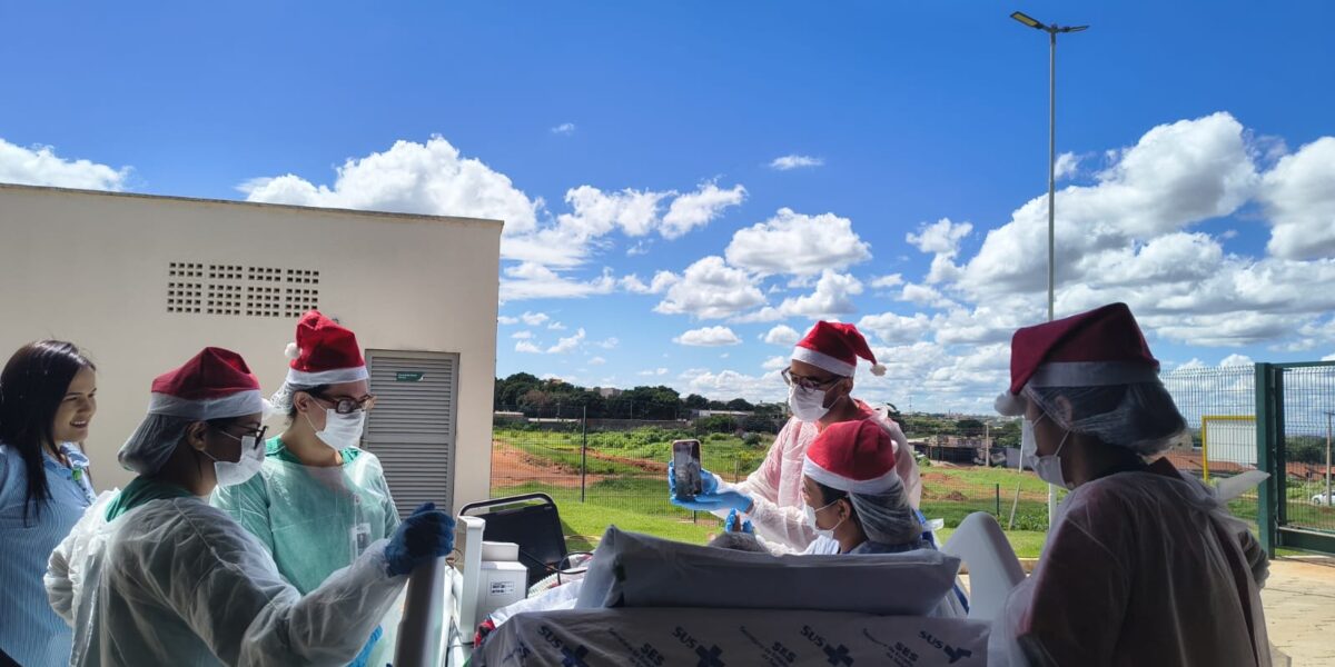 Paciente da UTI participa de passeio terapêutico no jardim do Heal