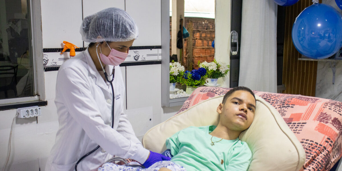 Crer em Casa: Desospitalização de pacientes crônicos humaniza a reabilitação em Goiânia