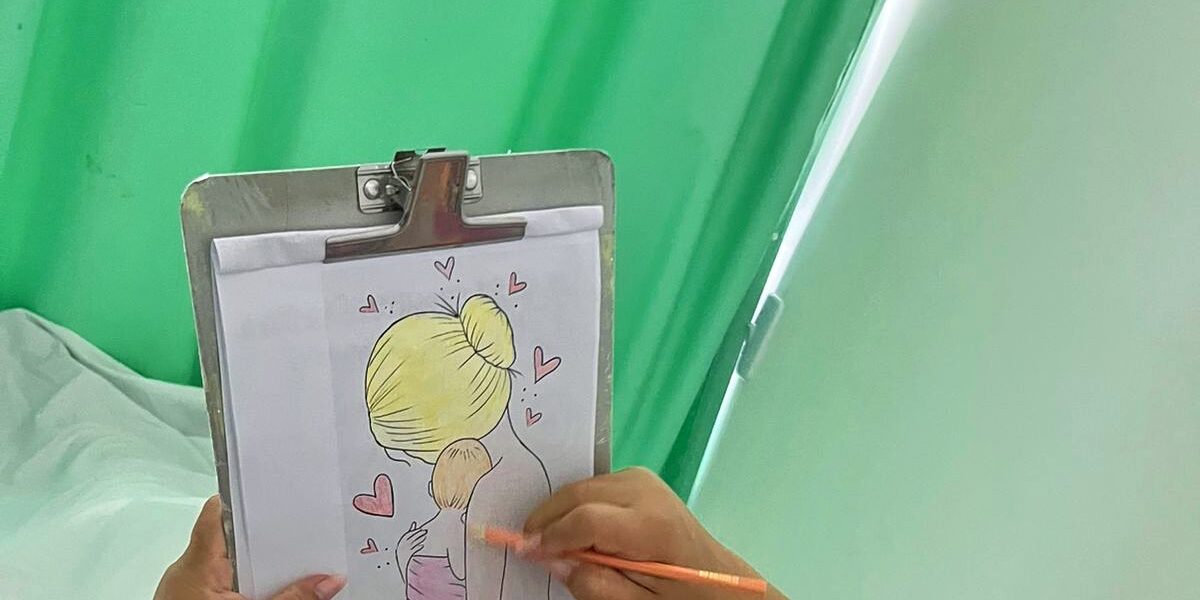 Livro de colorir auxilia no controle da ansiedade e fortalece humanização do parto no Hemu