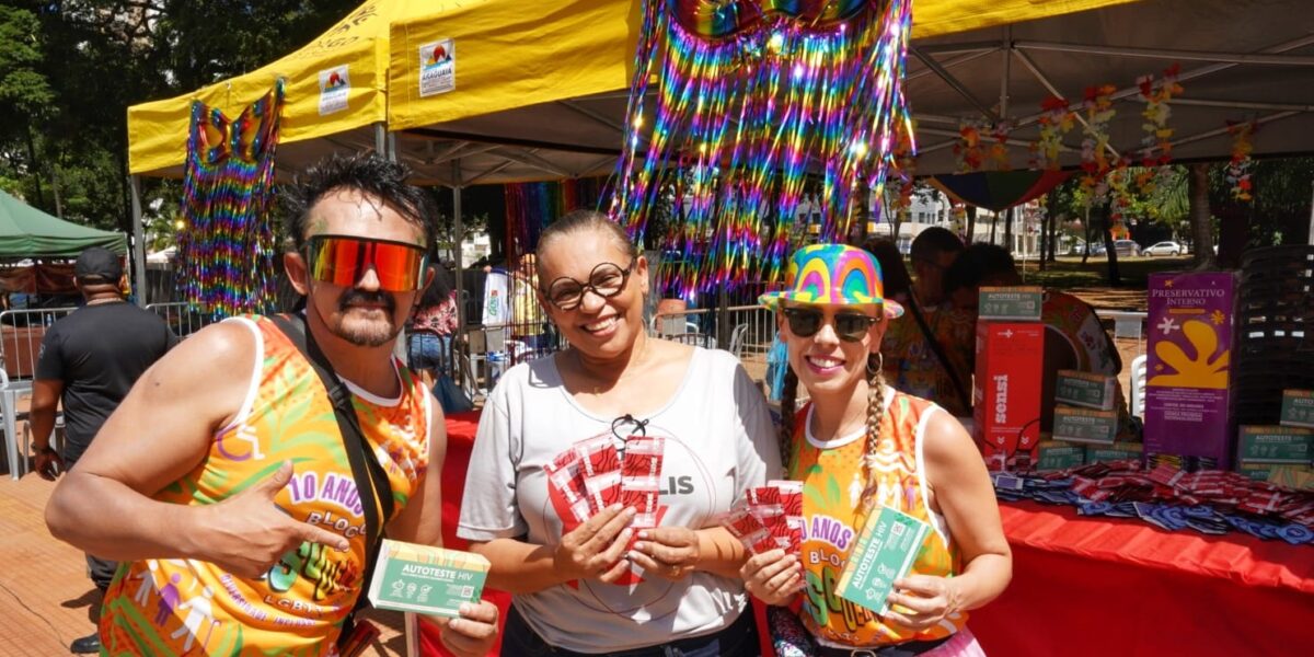 Equipe da SES distribui preservativos, autotestes de HIV e gel lubrificante durante carnaval em Goiânia – 17/02/2026