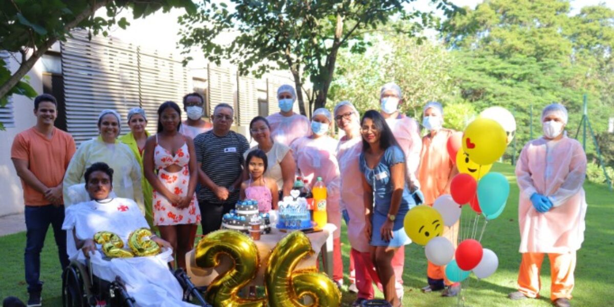 Em cuidados paliativos, jovem internado celebra a vida com aniversário no HDS