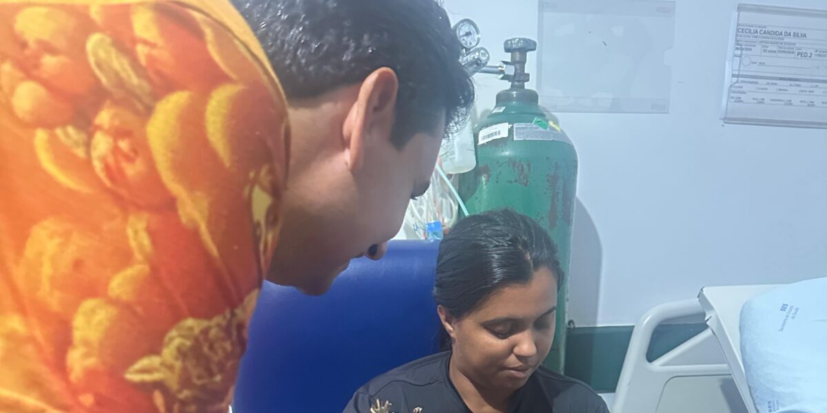 Hospital Estadual de Jaraguá recebe visita da Coroa do Divino Espírito Santo