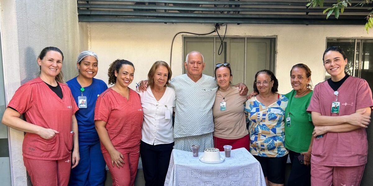 Hospital Estadual de Jaraguá celebra aniversário de 71 anos de paciente