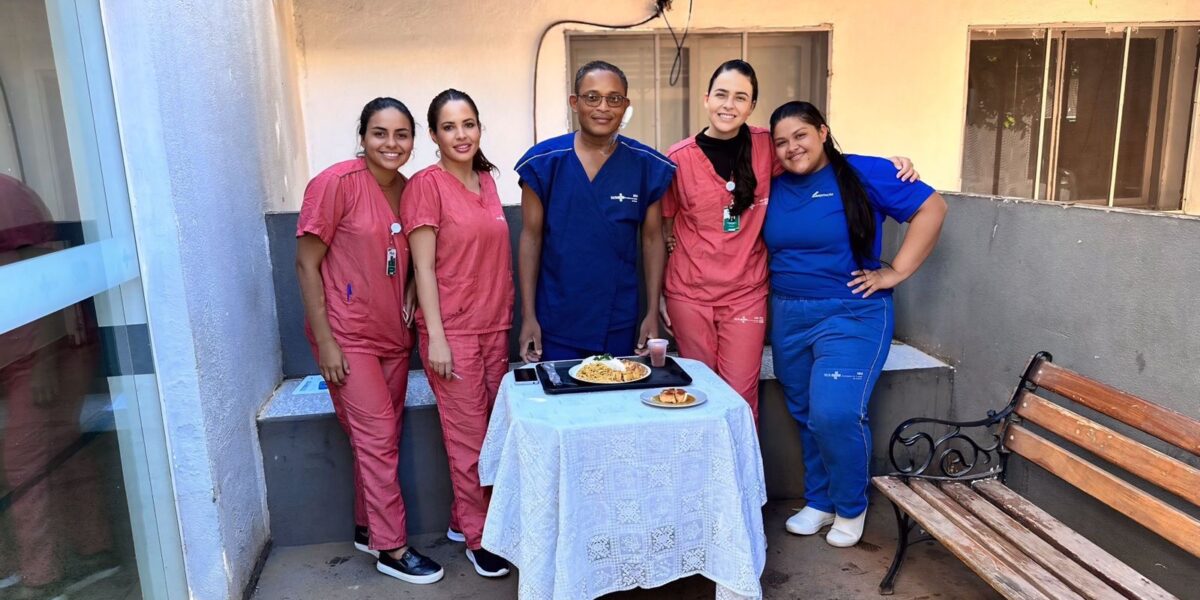 Paciente internado há 76 dias participa de almoço no jardim do Hospital Estadual de Jaraguá