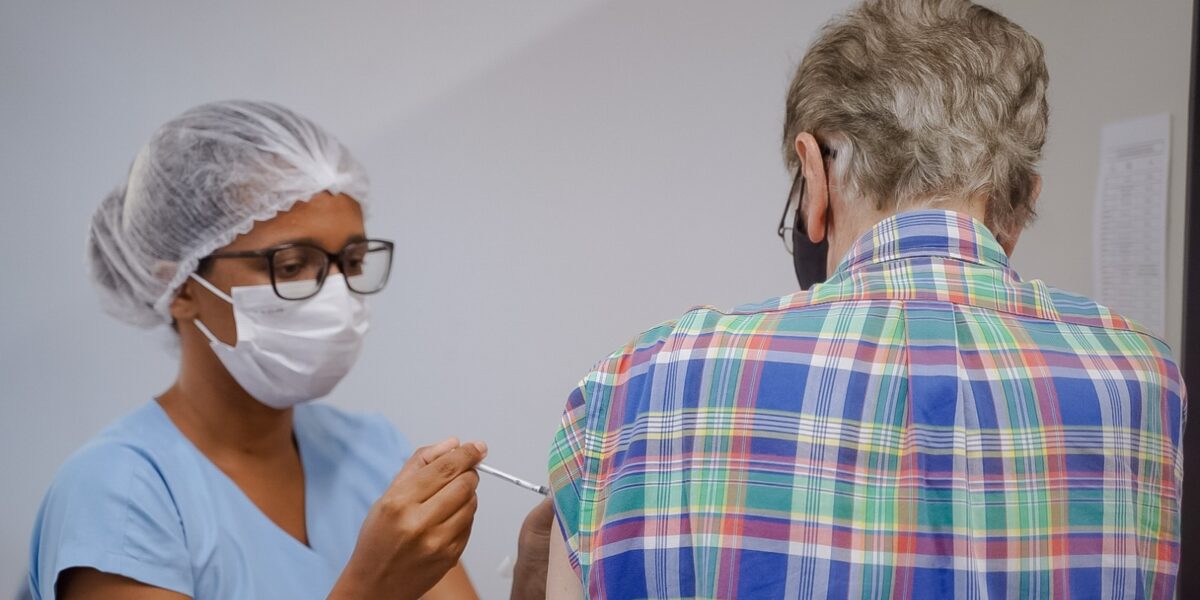 Goiás inicia distribuição da vacina Pneumo 20 para idosos com 85 anos ou mais