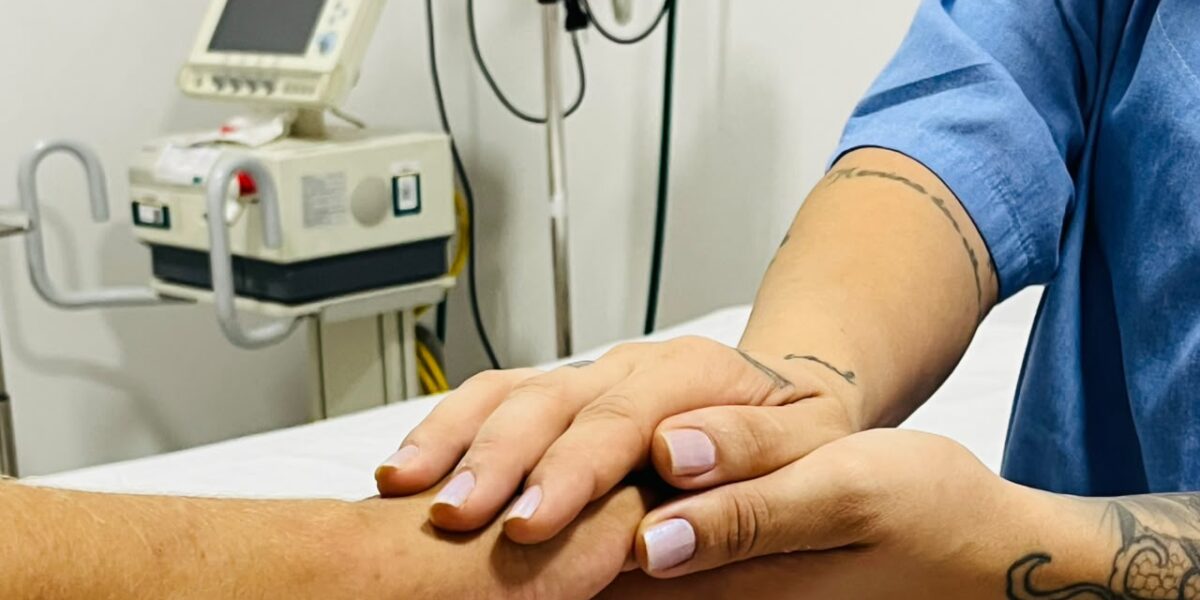 Cuidados paliativos vão além do fim da vida e podem ser indicados desde o diagnóstico de doenças graves