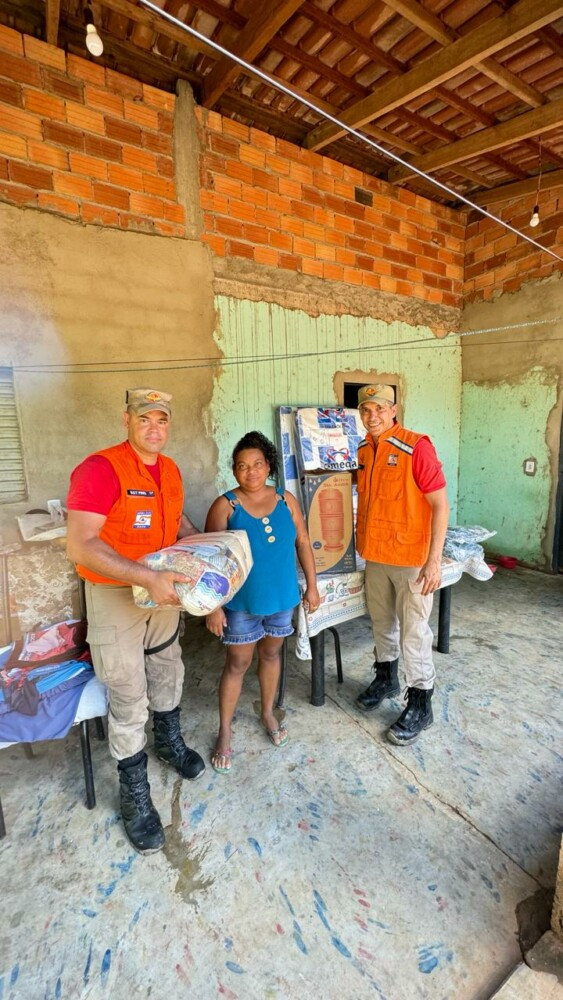 CBMGO presta assistência as famílias afetadas por alagamentos na cidade de Guarinos
