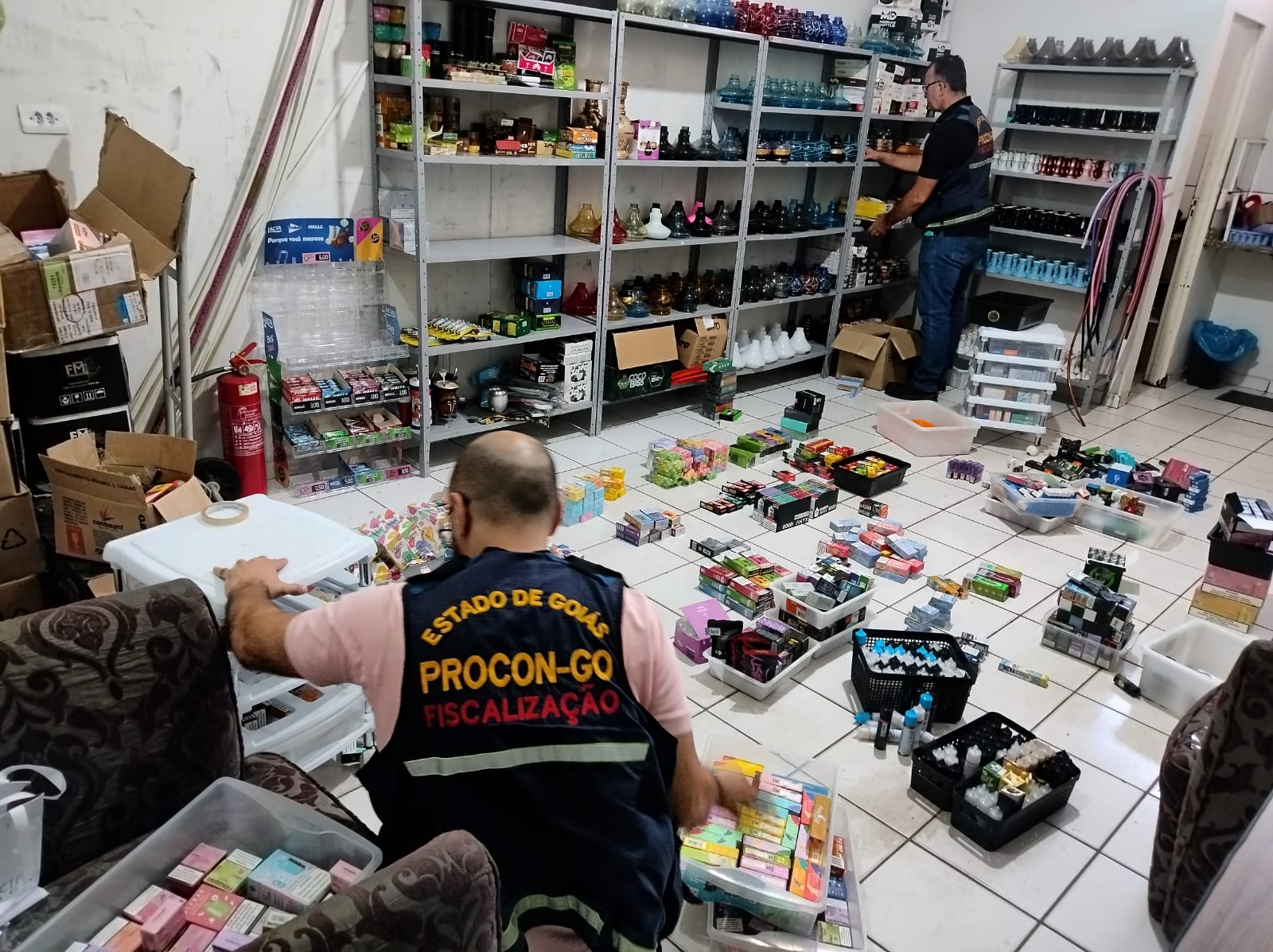 Em Anápolis, Procon Goiás apreende quase 2.500 produtos em tabacaria