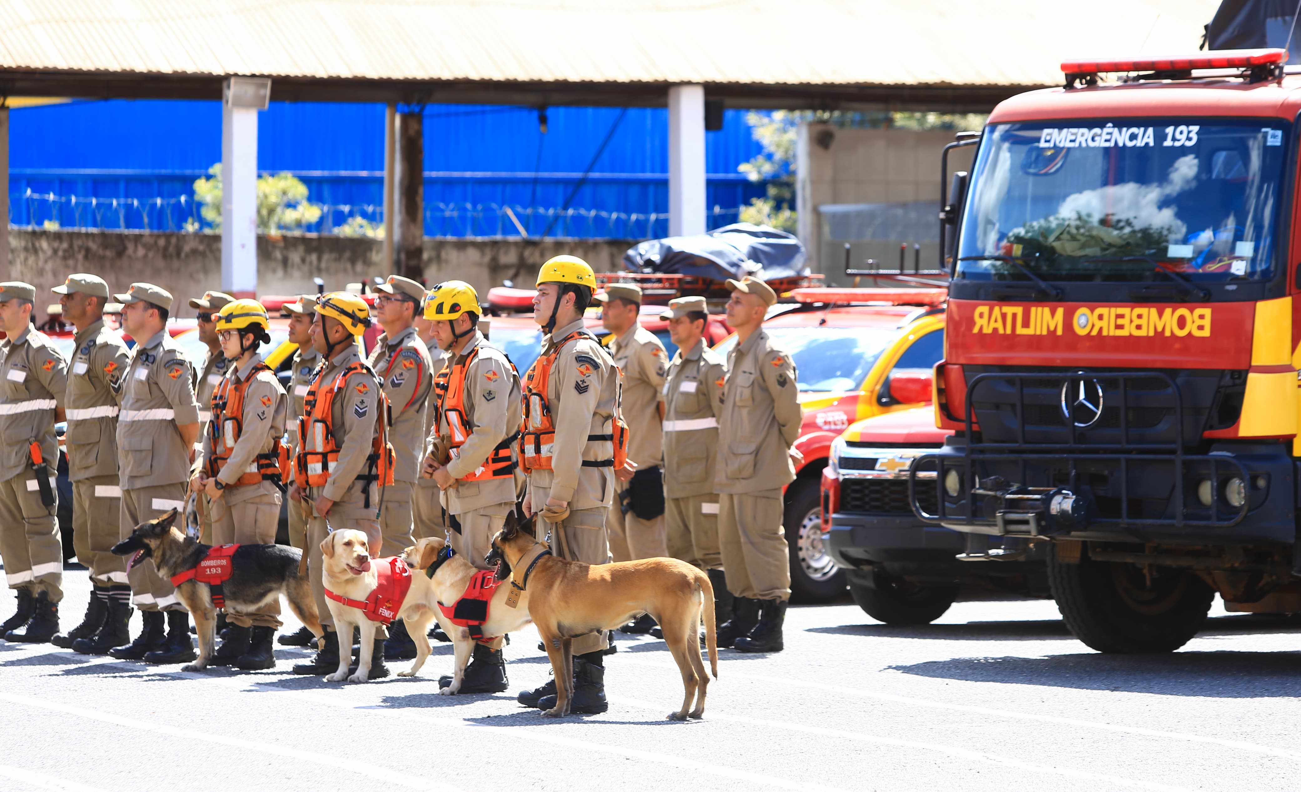 Temporais no RS: bombeiros de Goiás partem em missão de ajuda humanitária