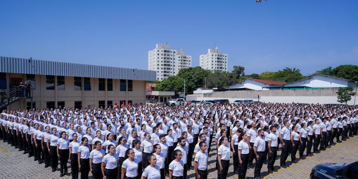 Caiado promove 504 policiais civis e assina decretos de nomeações