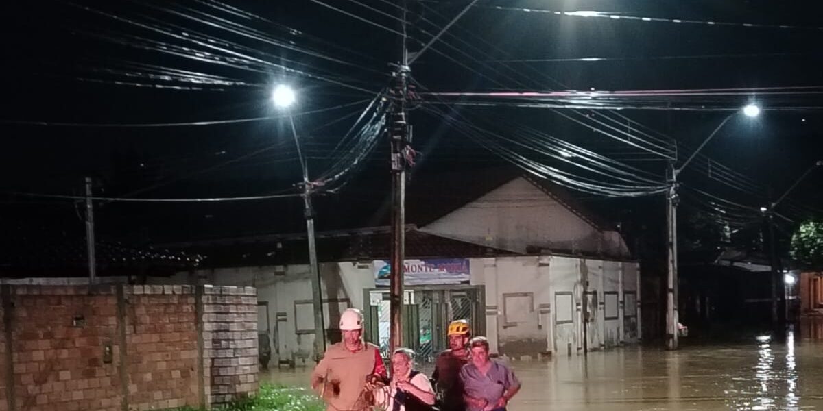 CBMGO resgata oito pessoas durante alagamento em Goiânia