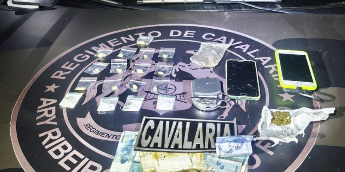 Cavalaria da PM desarticula ponto de tráfico na Praça do Trabalhador e apreende drogas, dinheiro e celulares