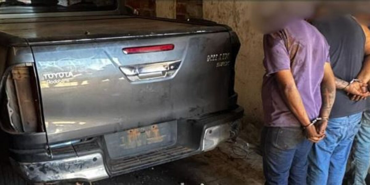 PMGO prende três homens em flagrante desmontando caminhonete roubada em Goiânia