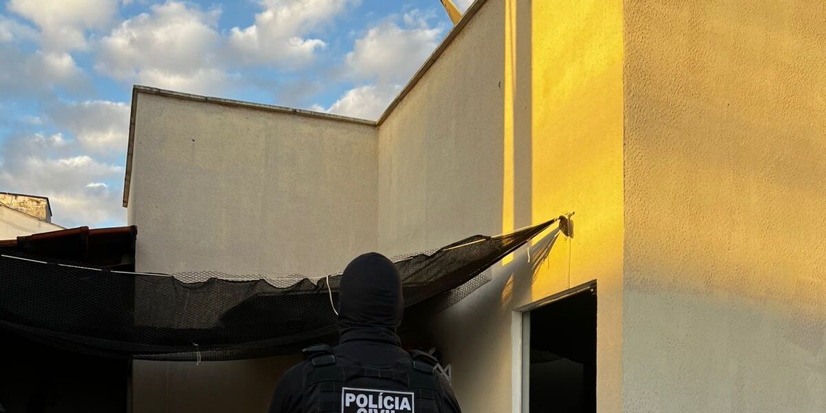 PCGO sequestra R$ 1 milhão e cumpre mandados em GO, MG e SC contra grupo que aplicava golpes com carros de luxo