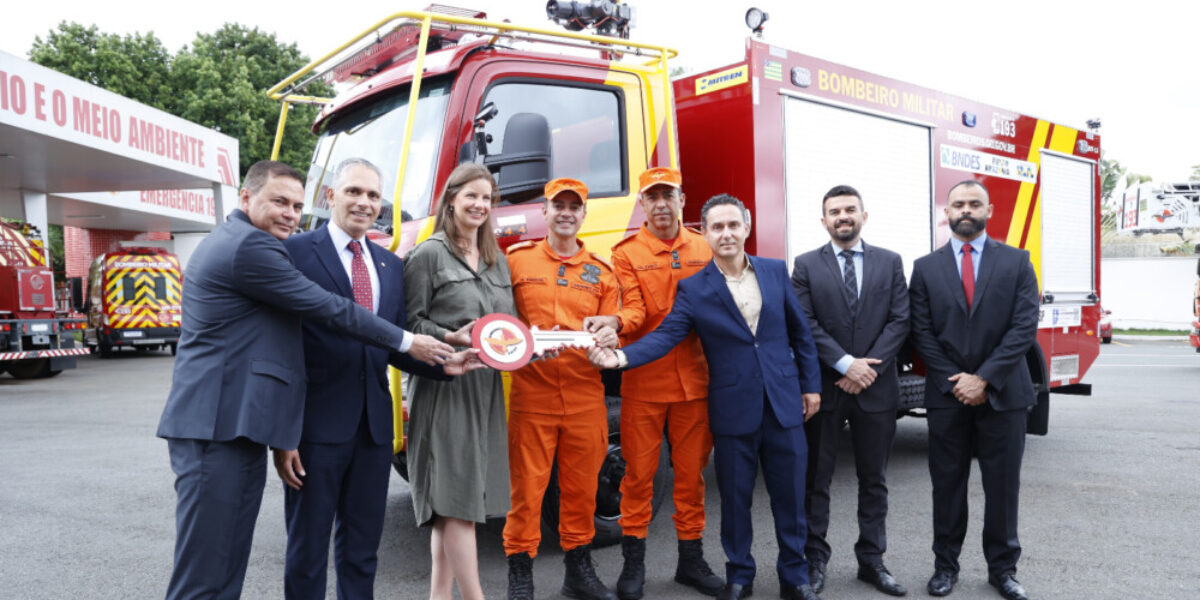 Corpo de Bombeiros Militar recebe viatura e novos equipamentos
