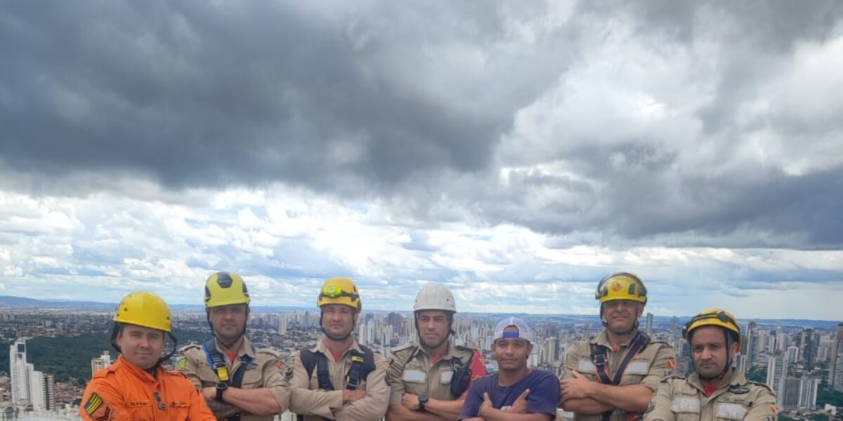 Corpo de Bombeiros resgata trabalhador a 130 metros de altura em Goiânia