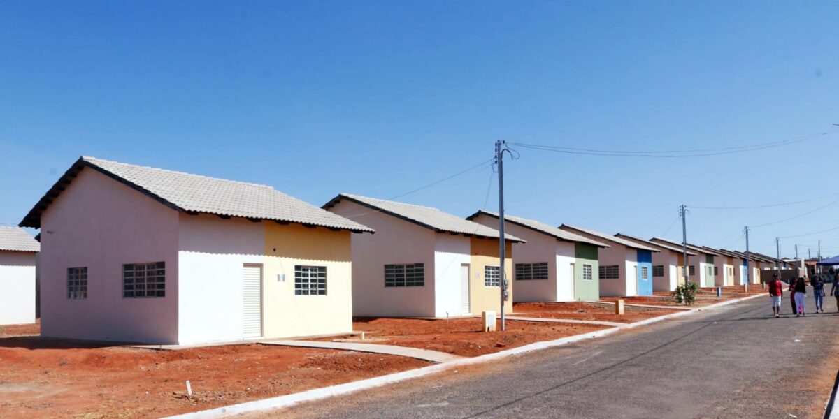 Governo de Goiás entrega 100 casas populares em São Luiz do Norte