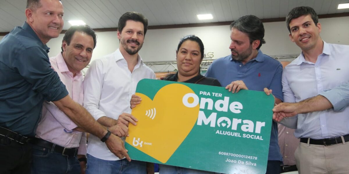 Governo de Goiás entrega cartões do Aluguel Social, em Aparecida de Goiânia