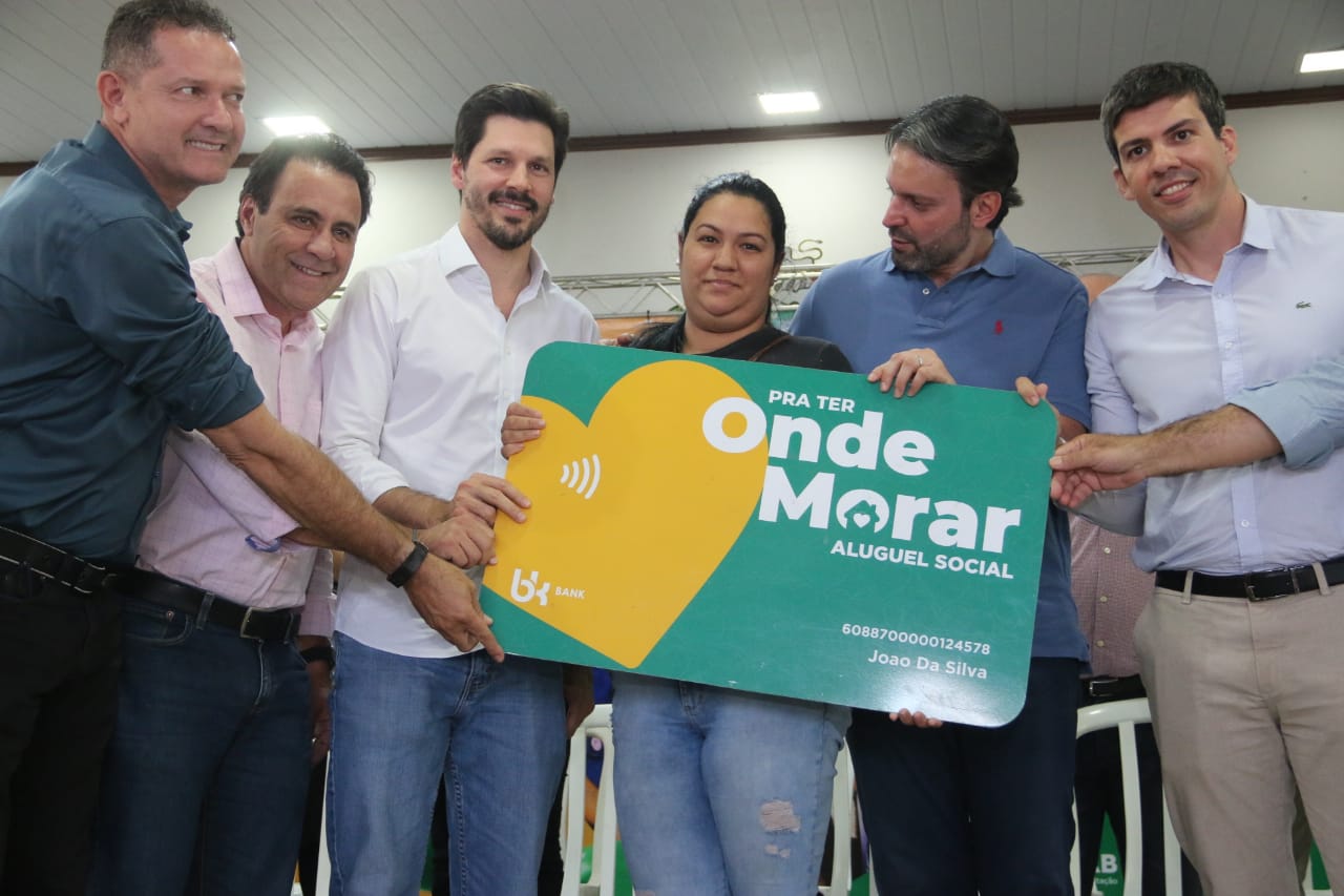 Governo de Goiás entrega cartões do Aluguel Social, em Aparecida de Goiânia