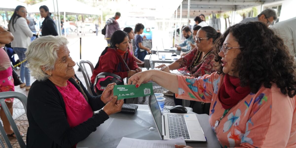 Governo de Goiás entrega novos cartões do Aluguel Social em Goiânia