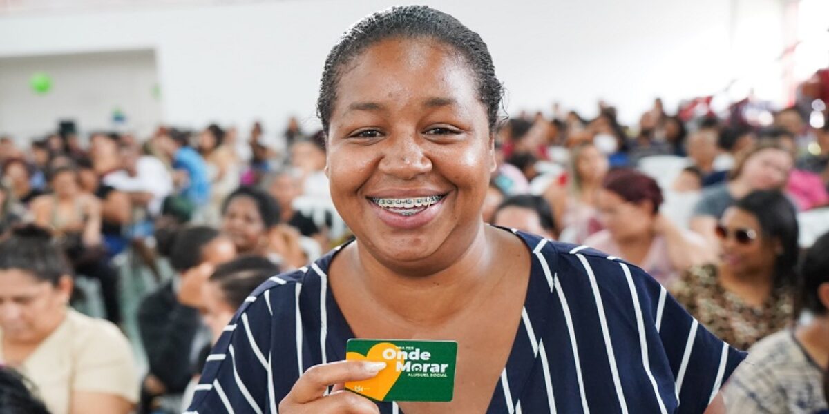 Moradores de Formosa recebem cartões do Aluguel Social em evento do Goiás Social