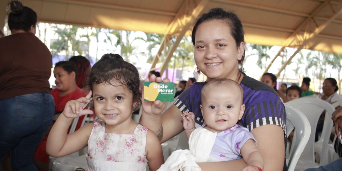Em Anápolis, beneficiários recebem cartões do Aluguel Social em evento do Goiás Social
