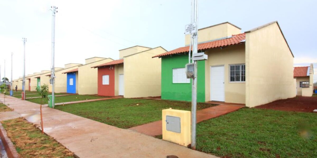 Governo do Estado entrega 30 casas em Santo Antônio de Goiás