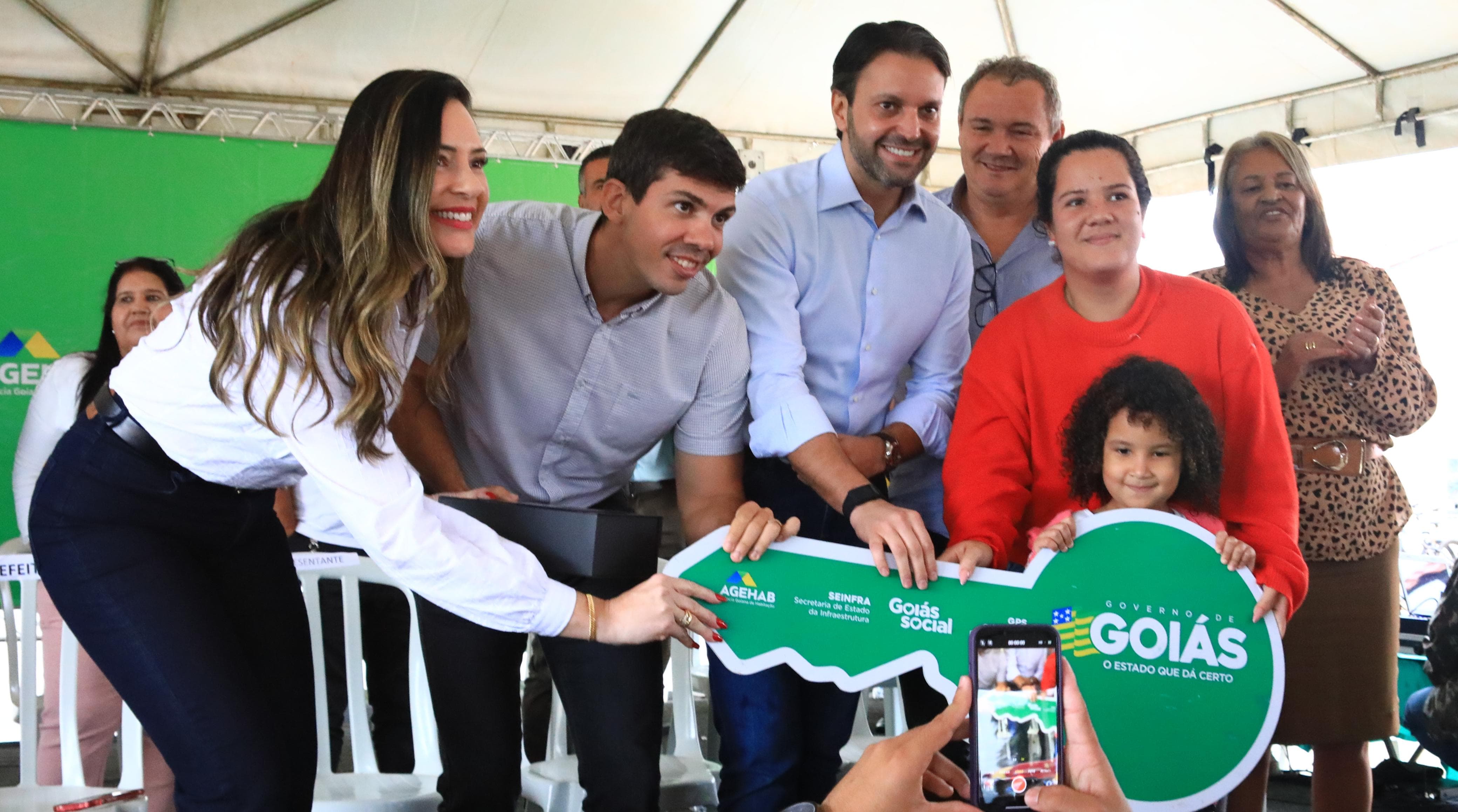 Governo de Goiás entrega 50 casas a custo zero para famílias de São João D’Aliança