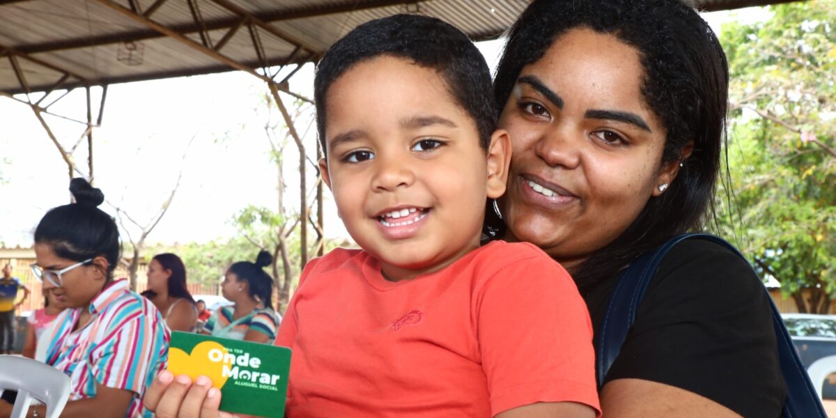 Governo de Goiás entrega mais cartões do Aluguel Social e escrituras em Goiânia
