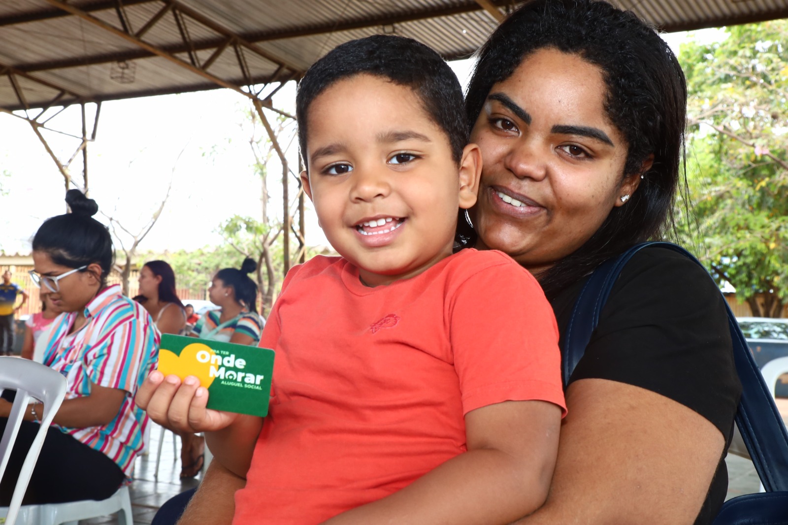 Governo de Goiás entrega mais cartões do Aluguel Social e escrituras em Goiânia