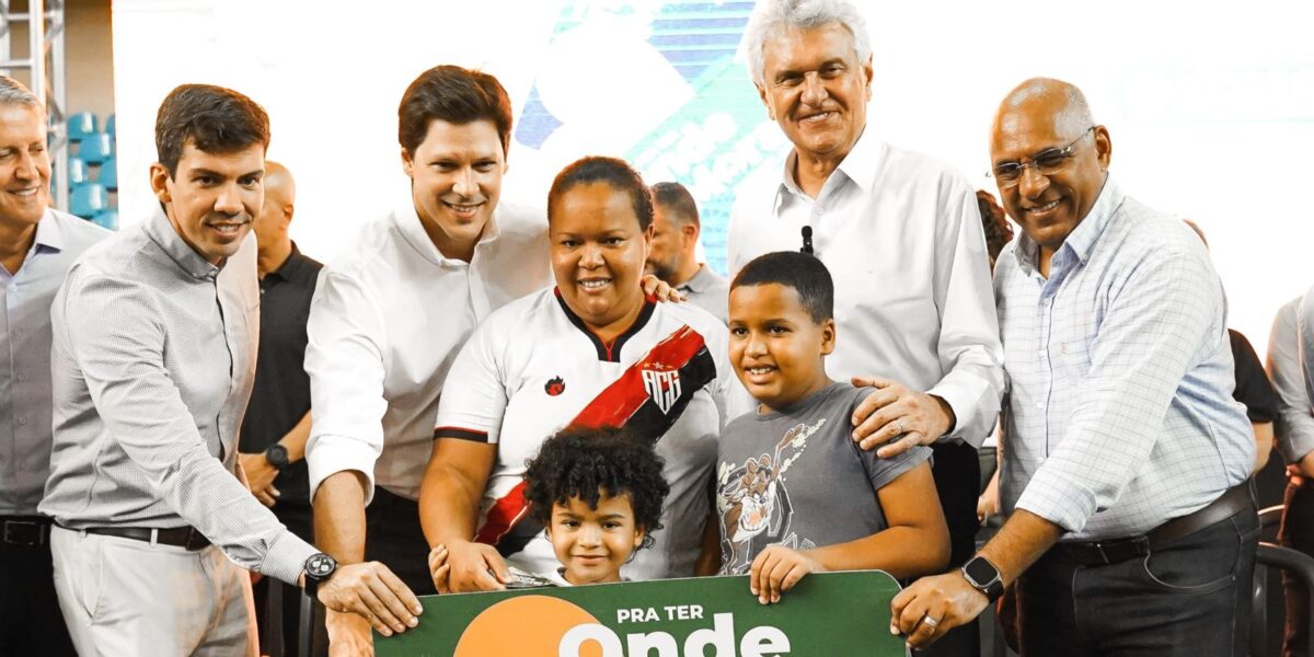 Governo de Goiás entrega mais de 2,6 mil cartões do Aluguel Social e 198 escrituras em Goiânia