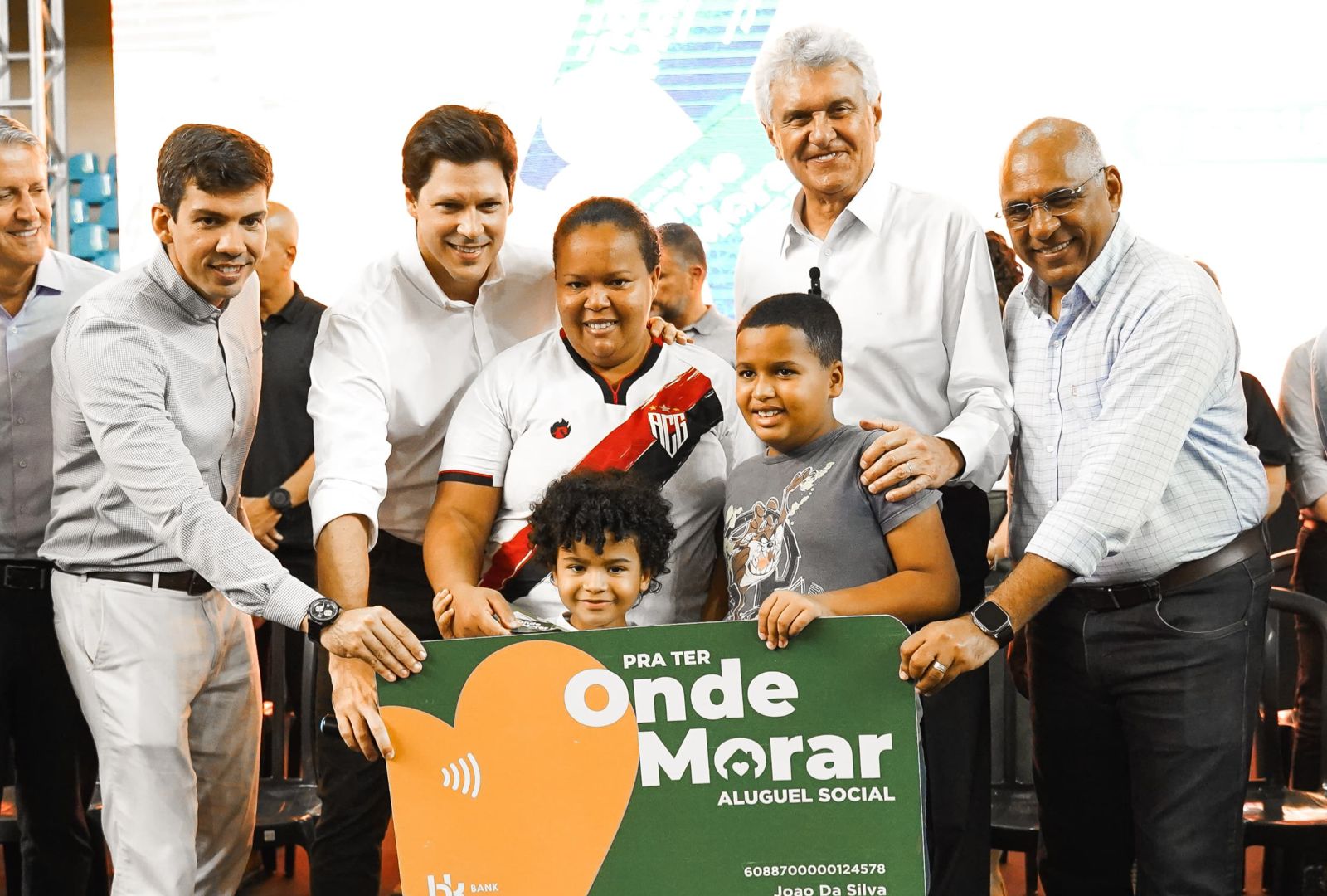 Governo de Goiás entrega mais de 2,6 mil cartões do Aluguel Social e 198 escrituras em Goiânia