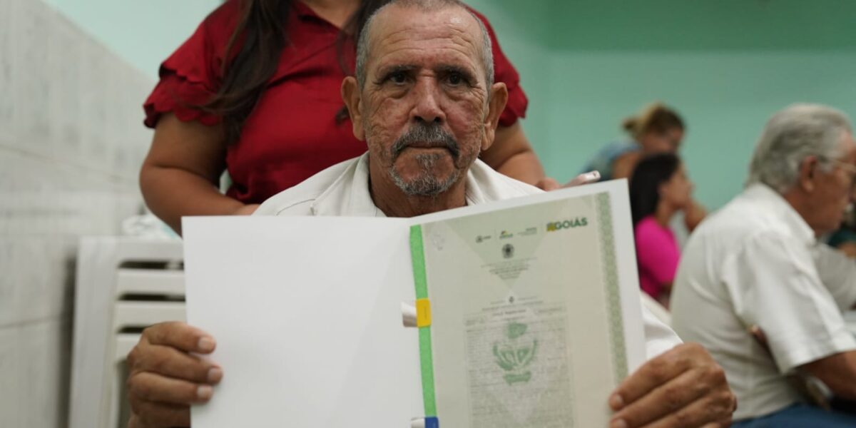 Moradores do Parque Anhanguera 2 recebem escrituras depois de 50 anos