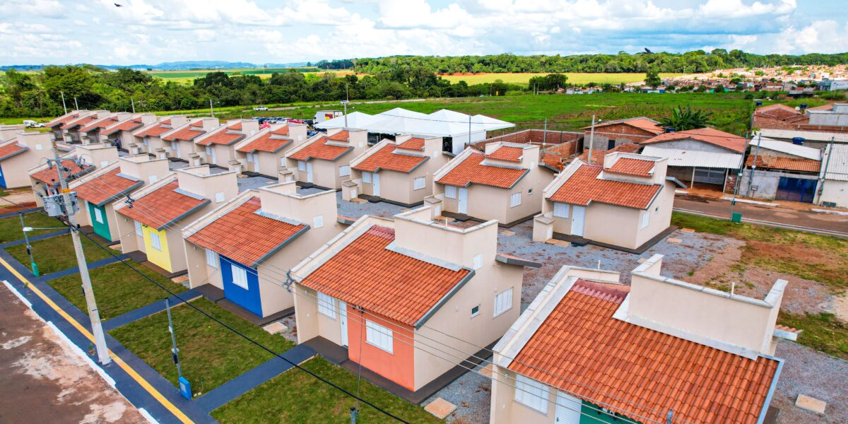 Governo de Goiás inicia construção de casas a custo zero em 43 novos municípios