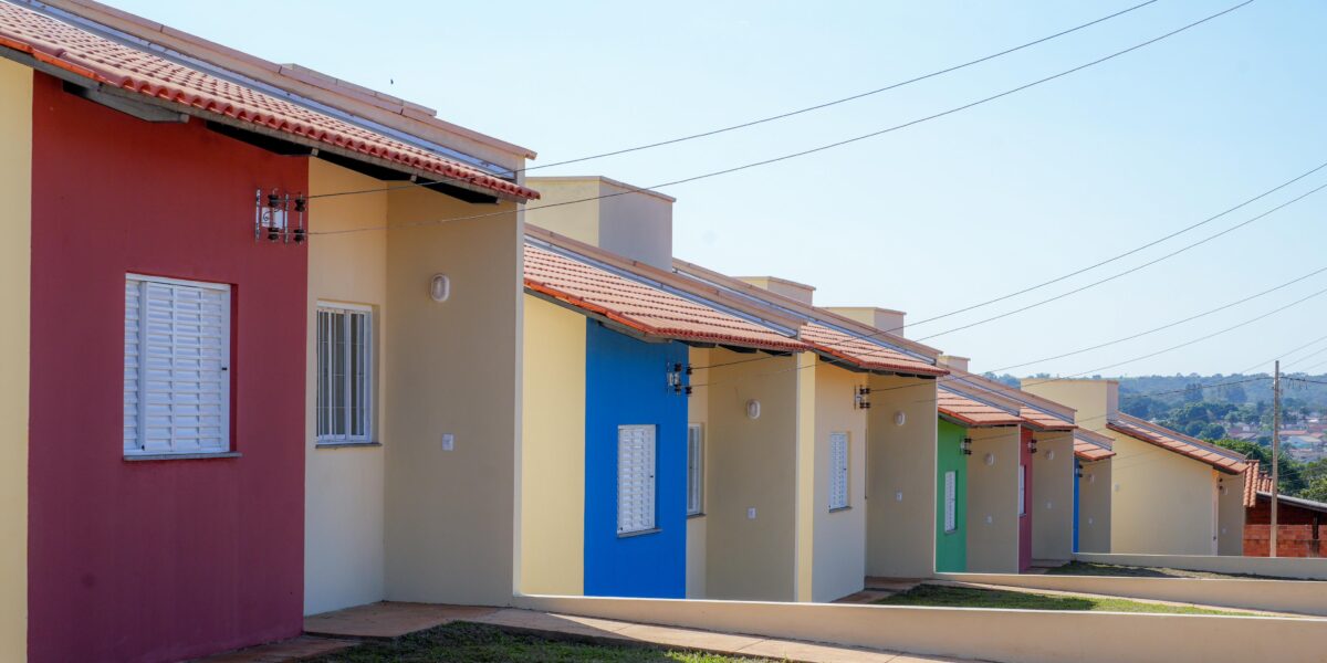 Governo de Goiás entrega 57 casas a custo zero em Ipameri