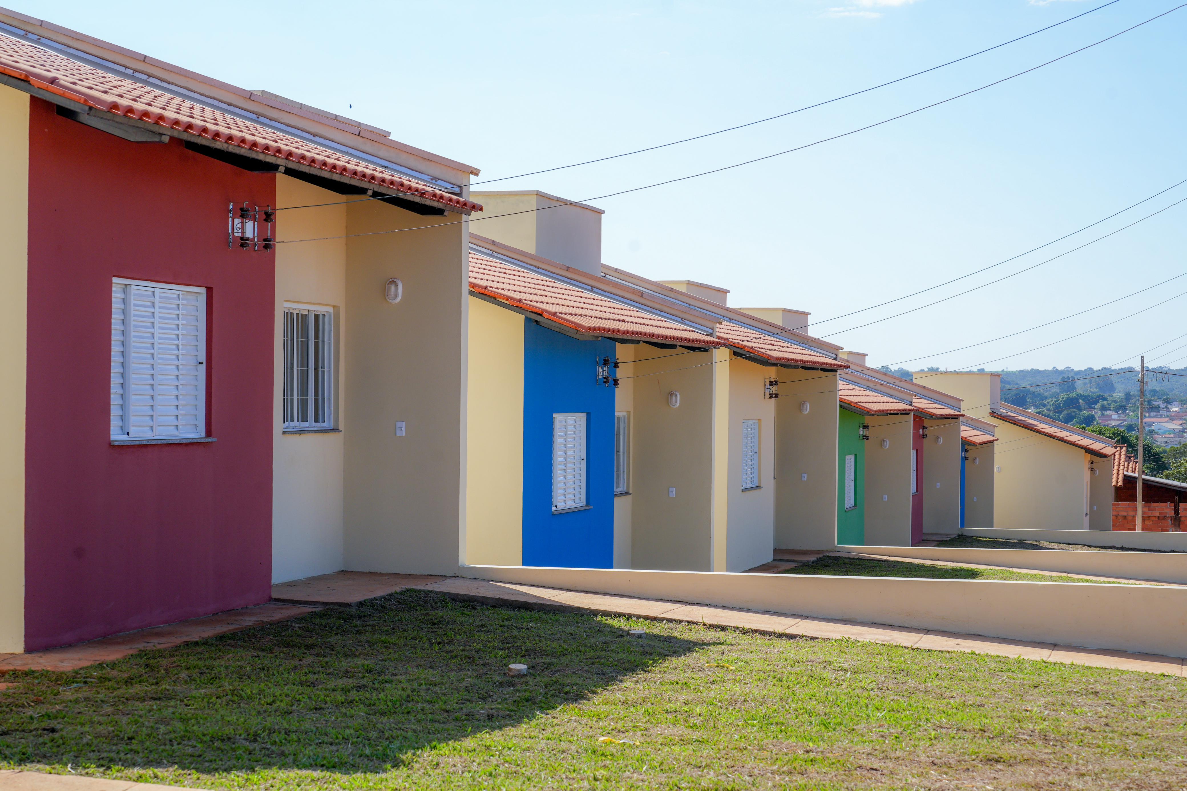 Governo de Goiás entrega 57 casas a custo zero em Ipameri