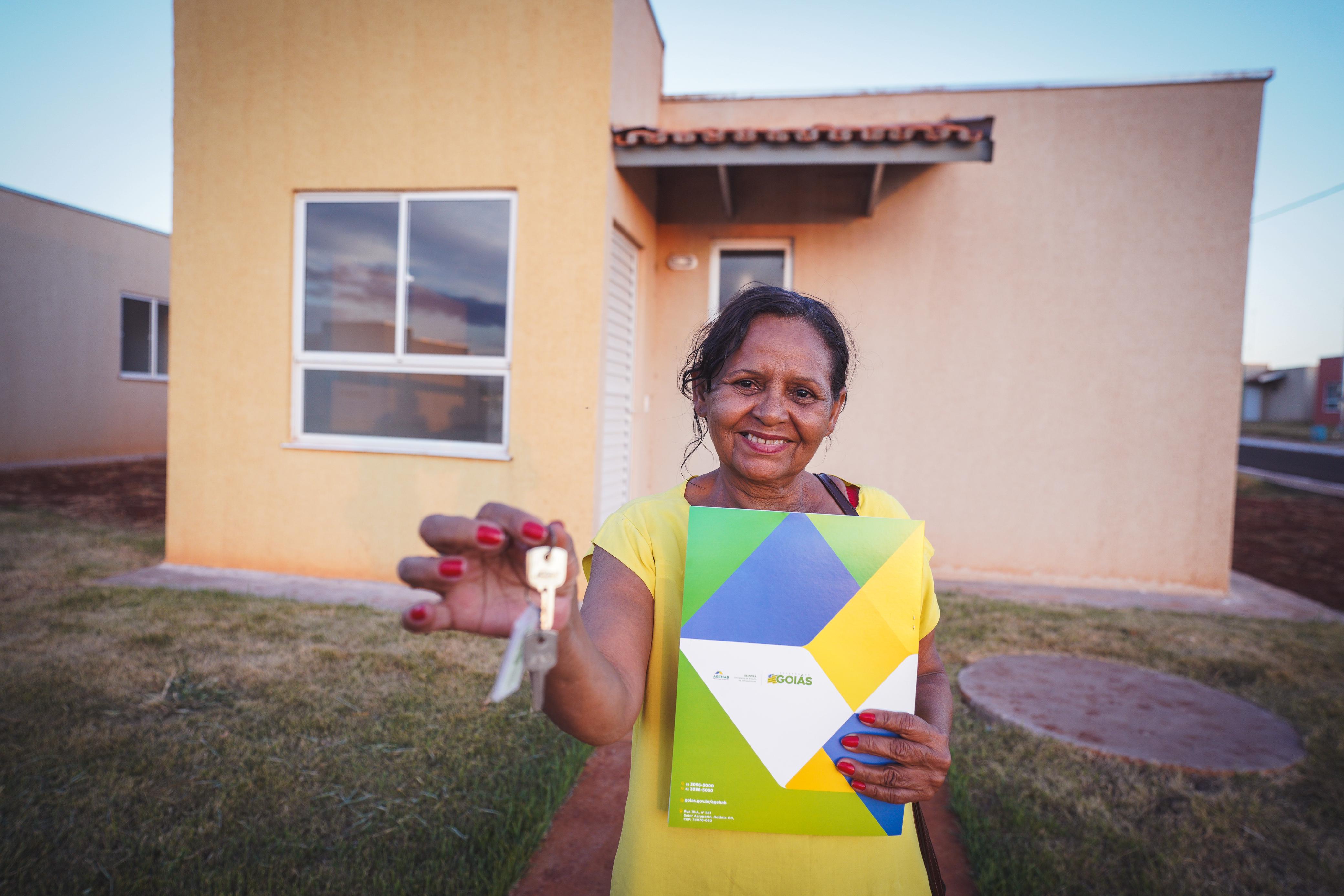 100 moradores de Quirinópolis recebem as chaves da casa própria